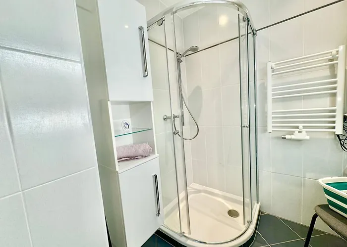 Happy Near Airport - Free Parking Apartment *